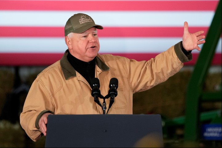 Walz, una gorra de caza de camuflaje, calificó a Trump como un "matón". Foto: AP