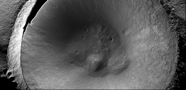 Los lugares más sombríos de la Luna no pueden esconderse de la nueva cámara de la NASA