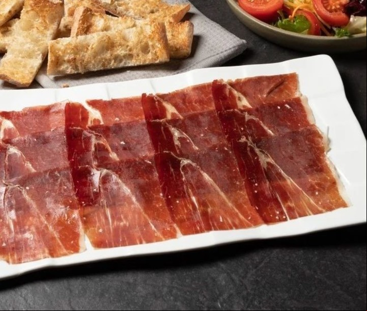 Jamón cortado a mano en Enrique Tomas.
