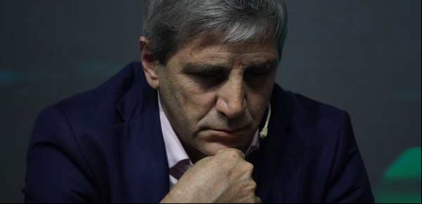 El Gobierno estaría negociando un préstamo con el Banco Santander