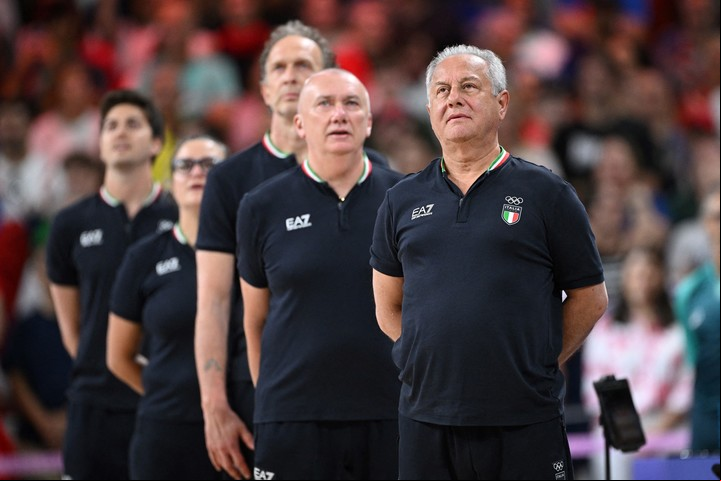 Julio Velasco al frente del cuerpo técnico de la selección femenina de Italia. REUTERS/Annegret Hilse