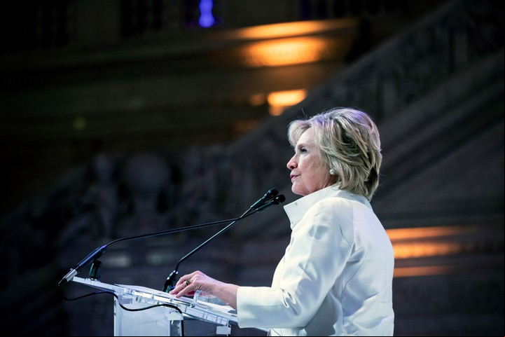 Hillary Clinton habla en un acto en Washington el 19 de febrero de 2020. Clinton, candidata a la presidencia en 2016, saltó a la fama como primera dama, como "esposa". (Anna Moneymaker/The New York Times)