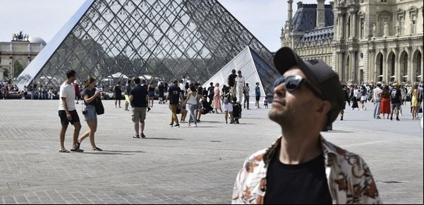 Fue, vio y cantó el Himno en París
