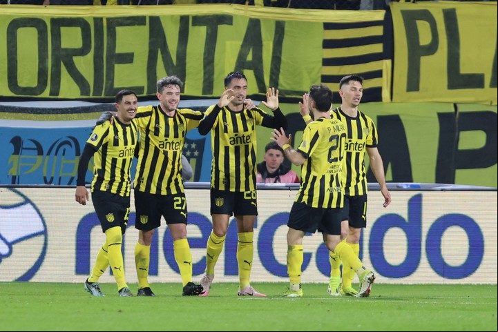 Peñarol disputará los cuartos de final de la Copa Libertadores por primera vez en 13 años. Foto: Gastón Britos / EFE.