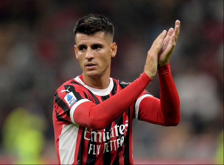 Morata tuvo su primera vez con la camiseta del Milan. Foto: REUTERS / Daniele Mascolo.