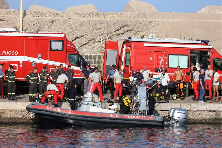 Rescatistas y buzos del cuerpo de bomberos italiano continúan la operación de rescate de las personas desaparecidas a bordo del velero que se hundió en Porticello, Sicilia, Italia. Foto EFE
