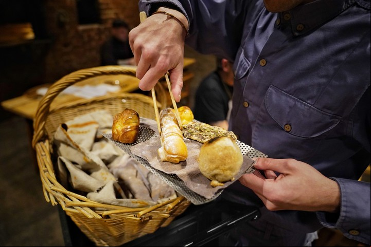 La panera de Raíx es protagonista de la experiencia. Foto: Martín Bonetto.