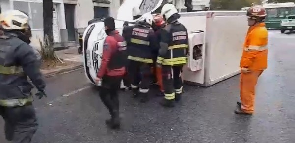 Choque en cadena y heridos en Saavedra: un colectivo embistió un camión, que volcó y se llevó puesto a tres autos
