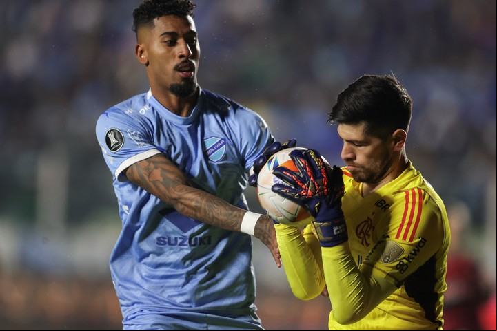 Agustín Rossi fue clave para que Flamengo avanzara a los cuartos de final de la Libertadores. Foto: Luis Gandarillas / EFE.