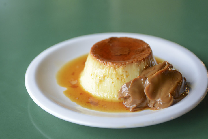 El flan de El Halcón es rico y el dulce de leche de calidad. Foto: Constanza Niscovolos. 