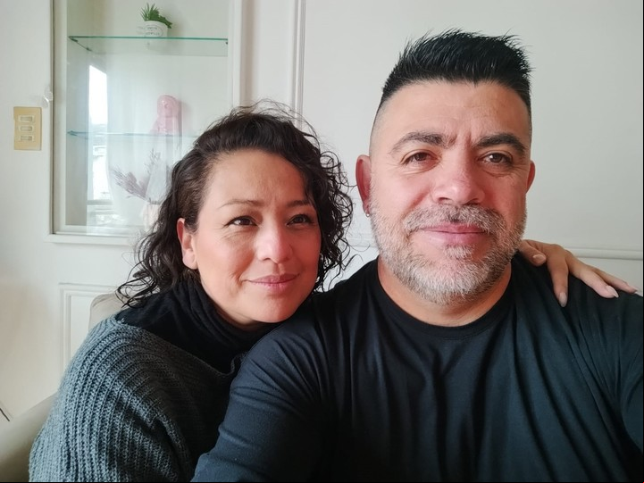 Miguel Ángel Cortez y Anabella Robelis en su casa, en Capital, adonde se mudaron definitivamente después del 2014. Gentileza: Anabella Robelis.