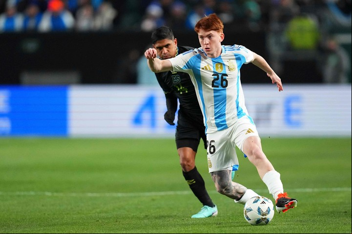 Valentín Barco, en acción ante El Salvador, en un amistoso disputado en Estados Unidos. Foto: AFP.