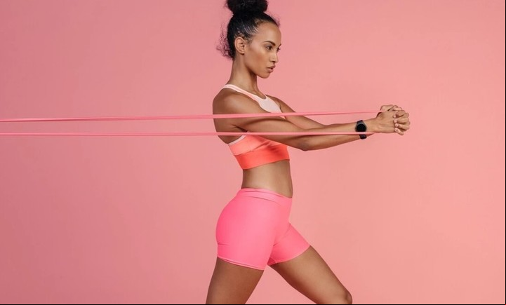 Press pallof, un intenso ejercicio con banda elástica para trabajar el abdomen.