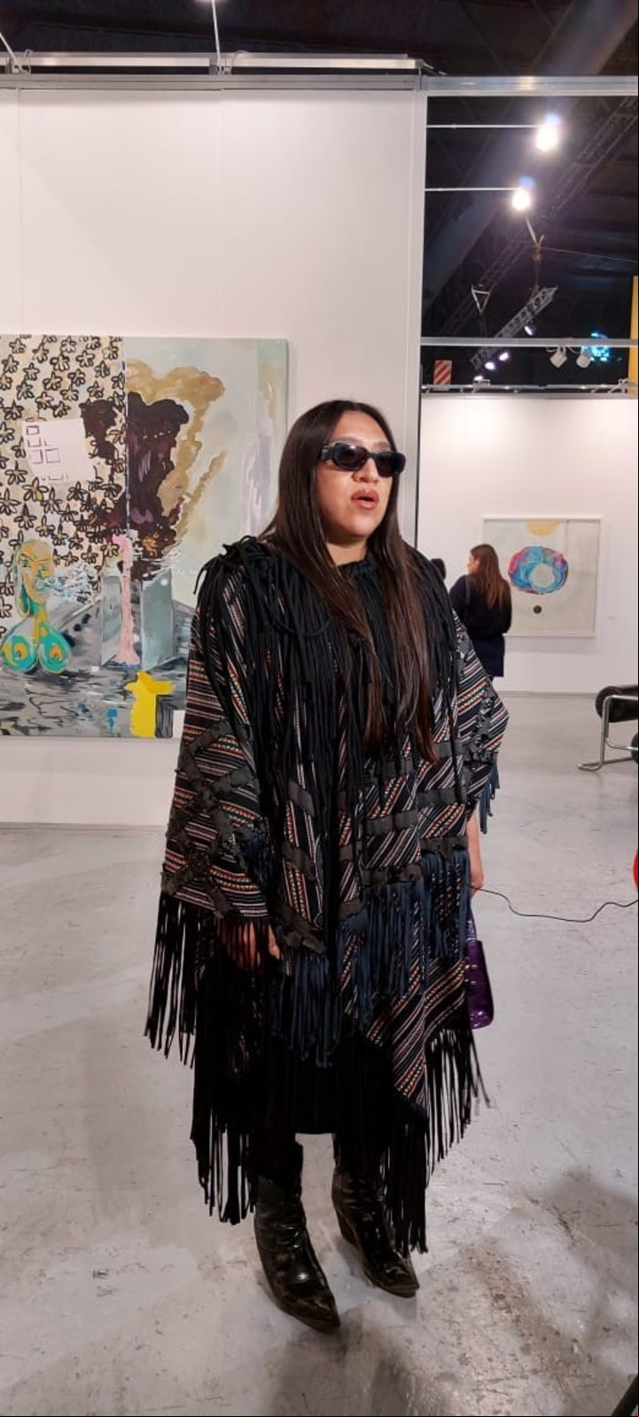 La Chola Poblete visitó el stand de Barro, donde se ofrece una de sus nuevas acarelas. La galería cumple su primera década y lo festeja con sus mayores artistas. Foto: Clarín.