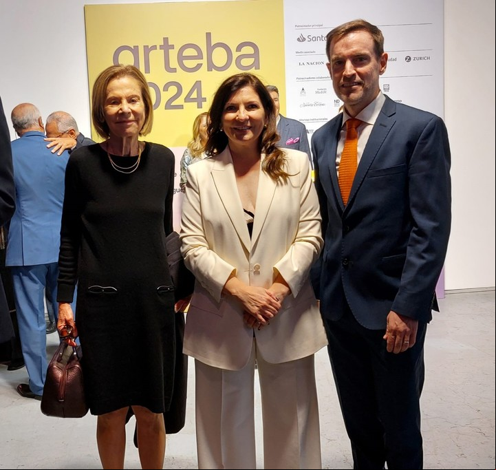 La presidenta del Tribunal Superior de Justicia de la Ciudad de Buenos Aires, Inés Weinberg de Roca, junto a Larisa Andreani y el vicepresidente de la feria. Foto: Clarín.