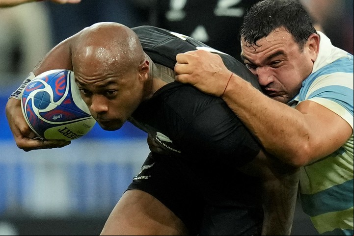 Agustín Creevy tacklea a Mark Telea en un duelo contra los All Blacks. Foto: AP