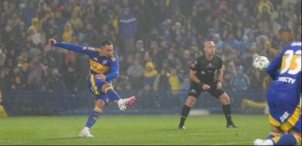Cristian Lema se vistió de Riquelme y metió un golazo para Boca contra Rosario Central con un tiro libre que es récord del ciclo Martínez