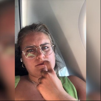 Viajaba en avión y filmó la cuestionable actitud del pasajero que estaba al lado suyo