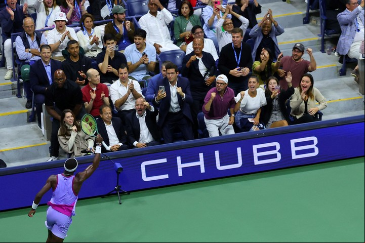 s Tiafoe y su festejo a conjunto con el público durante su partido contra Grigor Dimitrov. REUTERS/Andrew Kelly
