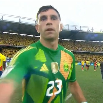 Periodistas deportivos de Colombia rechazan la "agresión" de Dibu Martínez a un camarógrafo y le exigen a FIFA y Conmebol una sanción