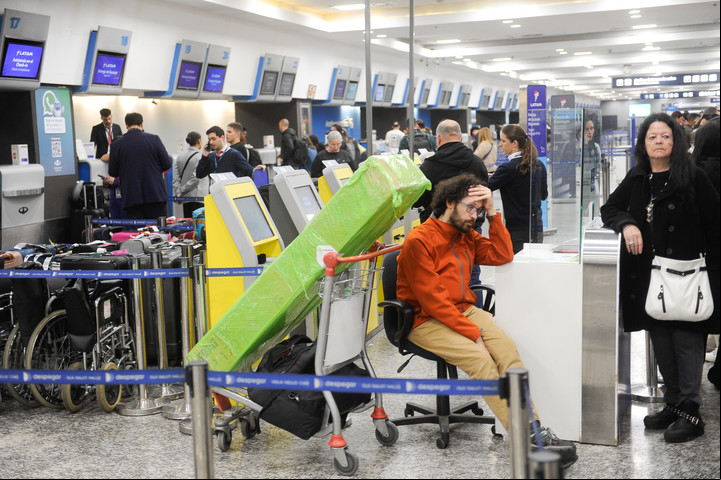 Pasajeros esperan en Aeroparque, en medio de la medida de fuerza de Intercargo. Foto Federico Lopez Claro