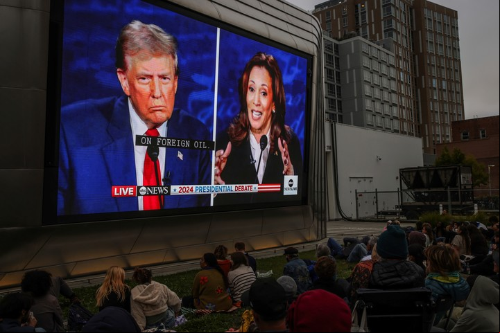 El debate presidencial entre Donald Trump y Kamala Harris, en la fiesta del Museo de Arte de Berkeley y el Archivo de Cine del Pacífico en Berkeley, California Foto AP