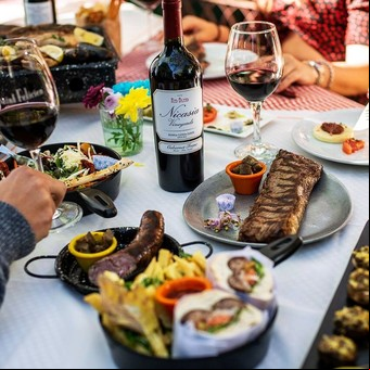 El antiguo conventillo de La Boca que se convirtió en parrilla: acá podés almorzar al aire libre y con una vista increíble de Caminito