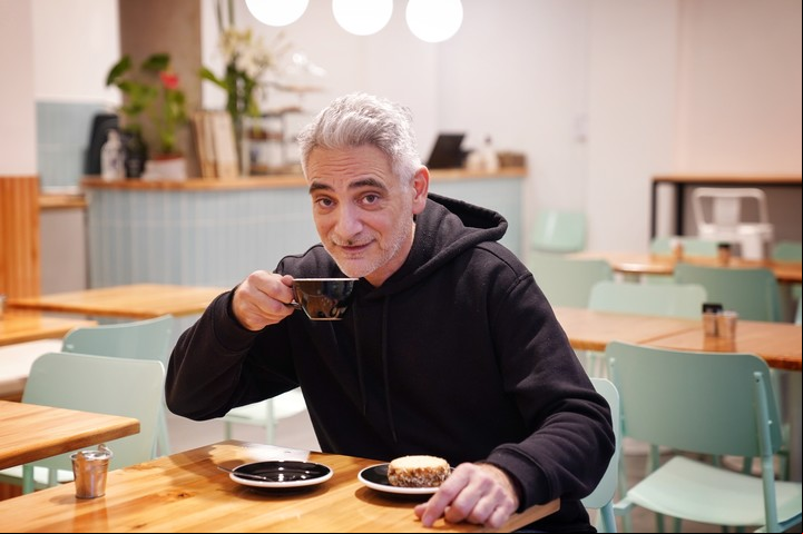 De cliente a dueño. Con su pareja y socia, Diego Porpora abrió un café de especialidad en su barrio, Barracas. Foto Martín Bonetto
