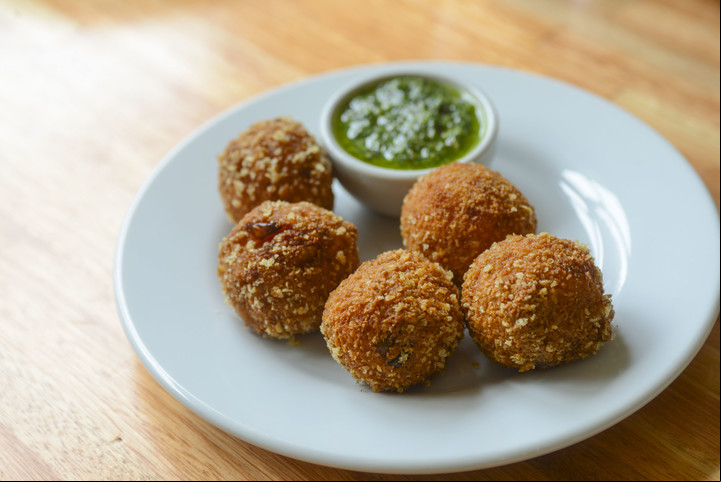 Croquetas de arroz con pesto en Cantina Mandia. Fotos: Constanza Niscovolos.