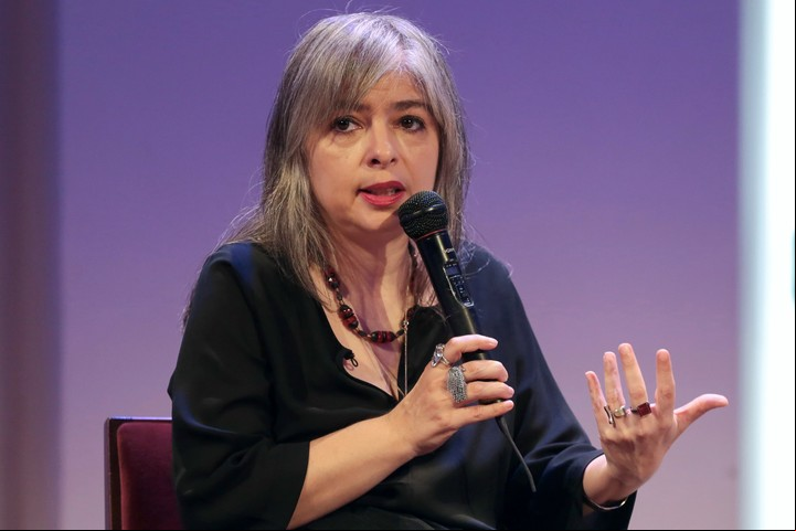 La escritora argentina Mariana Enríquez habla en un conversatorio, en el Teatro Solís, en Montevideo (Uruguay). EFE/ Alejandro Prieto