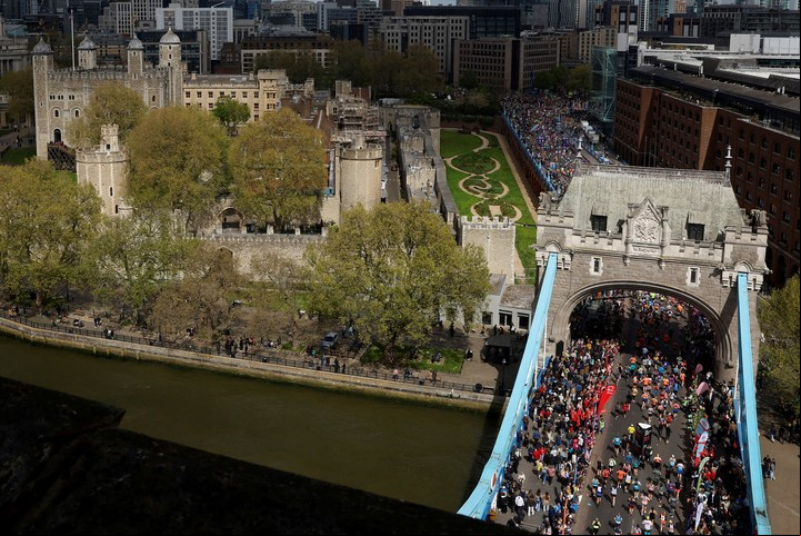 Corredores en el Tower Bridge de Londres. Foto REUTERS/Peter Cziborra