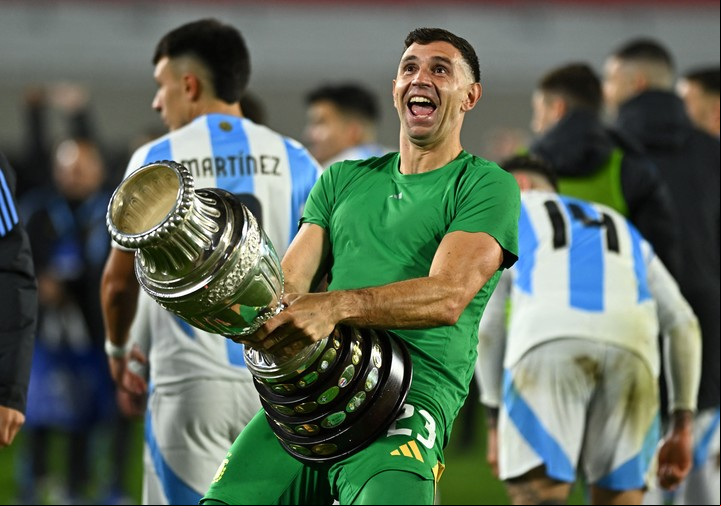 A la FIFA no le gustó que Dibu Martínez reeditara su criticado festejo. Foto: Reuters/Rodrigo Valle