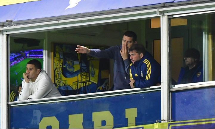 Riquelme junto a Herrón en el palco de La Bombonera. Foto MARCELO CARROLL - CLARIN