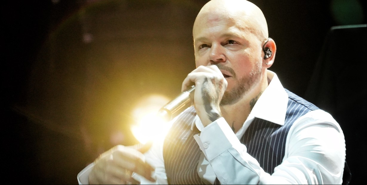 Residente conquistó su primer Movistar Arena en un show que se parece a una biografía sonora, con todo su espíritu pendenciero y sensible