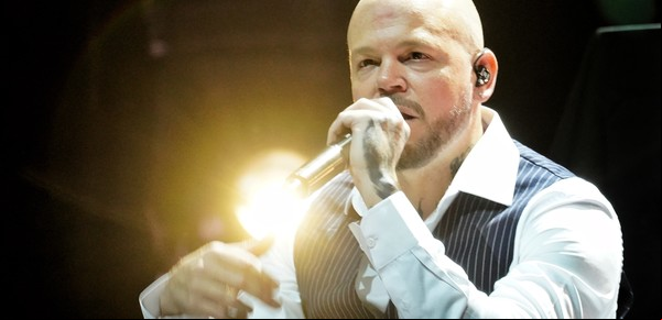 Residente conquistó su primer Movistar Arena en un show que se parece a una biografía sonora, con todo su espíritu pendenciero y sensible