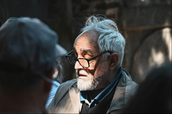 Los artistas Eduardo Stupia (foto), Analia Couceyro y el comunicador Mariano Vespa leyeron en voz alta fragmentos de la obra de sus amigos en el Cementerio Británico. Foto: Jiniva Irazabal, gentileza Filba.