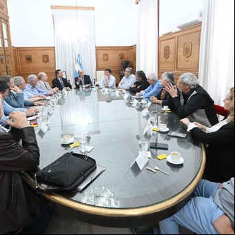"El pibe habla el mismo idioma": la CGT y un vínculo estrecho con Santiago Caputo que le da oxígeno a Milei