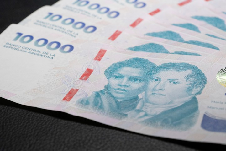 Desde abril de 2025, el Salario Mínimo, Vital y Móvil en Argentina asciende a $296.832 por mes para los trabajadores mensualizados, y a $1.484 por hora para quienes trabajan por jornada.