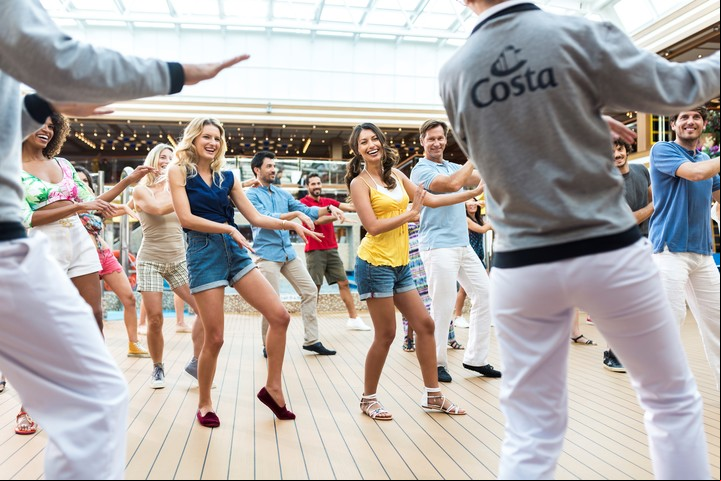 Clases de baile en la cubierta. Foto Costa Cruceros