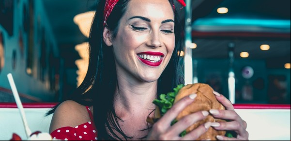 Qué pasa si comés una hamburguesa mal cocida, según expertos