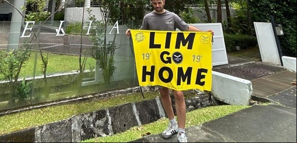 La odisea de una pareja de recién casados, hinchas del Valencia: viajaron a Singapur de luna de miel, protestaron contra el dueño del club y no los dejan salir del país