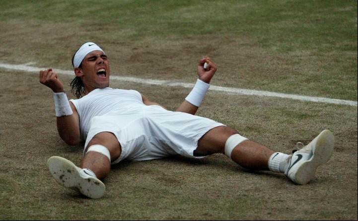 Rafael Nadal y su reacción tras la maratónica final de Wimbledon 2008. Foto: REUTERS / Kevin Lamarque.