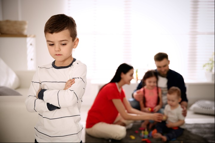 Celebrar logros y cualidades únicas de cada hijo sin comparaciones directas entre ellos es esencial. Foto ilustración Shutterstock.