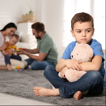 ¿Los padres tienen hijos favoritos?: Un estudio explica por qué sucede y su impacto emocional