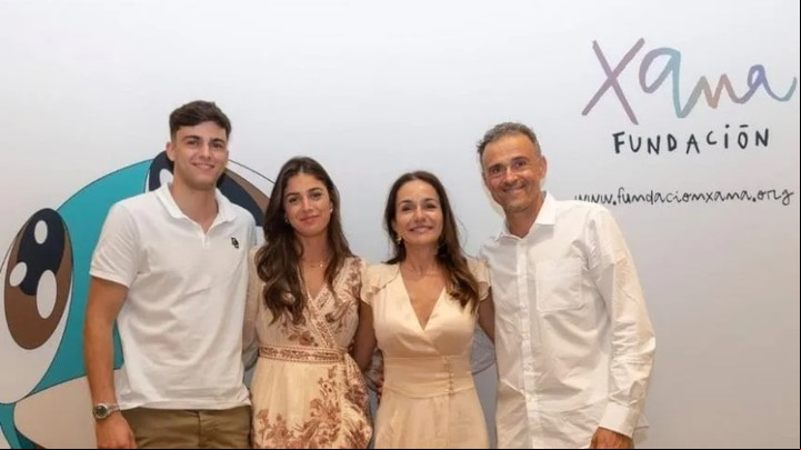 Luis Enrique y su familia en la apertura de la Fundación Xana, en honor a su hija.