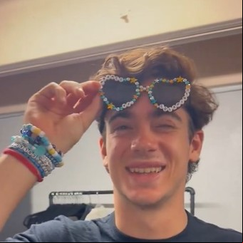 Colapinto, todo un showman en el Fan Zone de Williams: sus problemas por usar la gorra de Bizarrap, "metamos asadito" y argentinidad al por mayor
