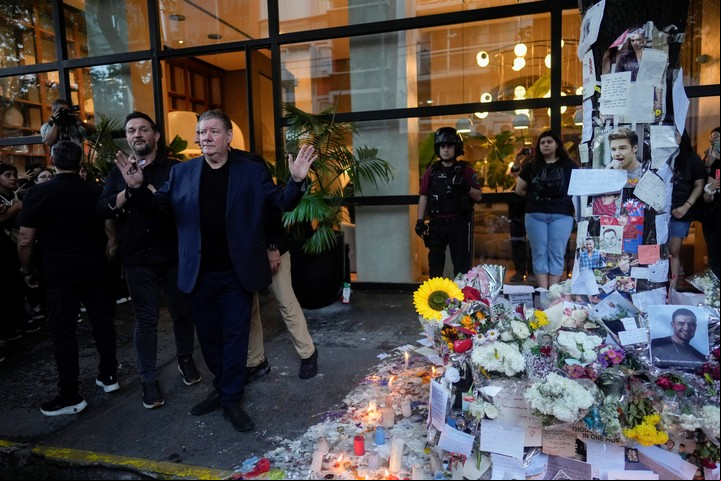 Geoff Payne, en el improvisado santuario que armaron los fans de su hijo Liam en Buenos Aires. Foto AP/Natacha Pisarenko.