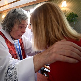 La rebelión de las mujeres: ordenan sacerdotisas a pasos del Vaticano y ahora serían excomulgadas