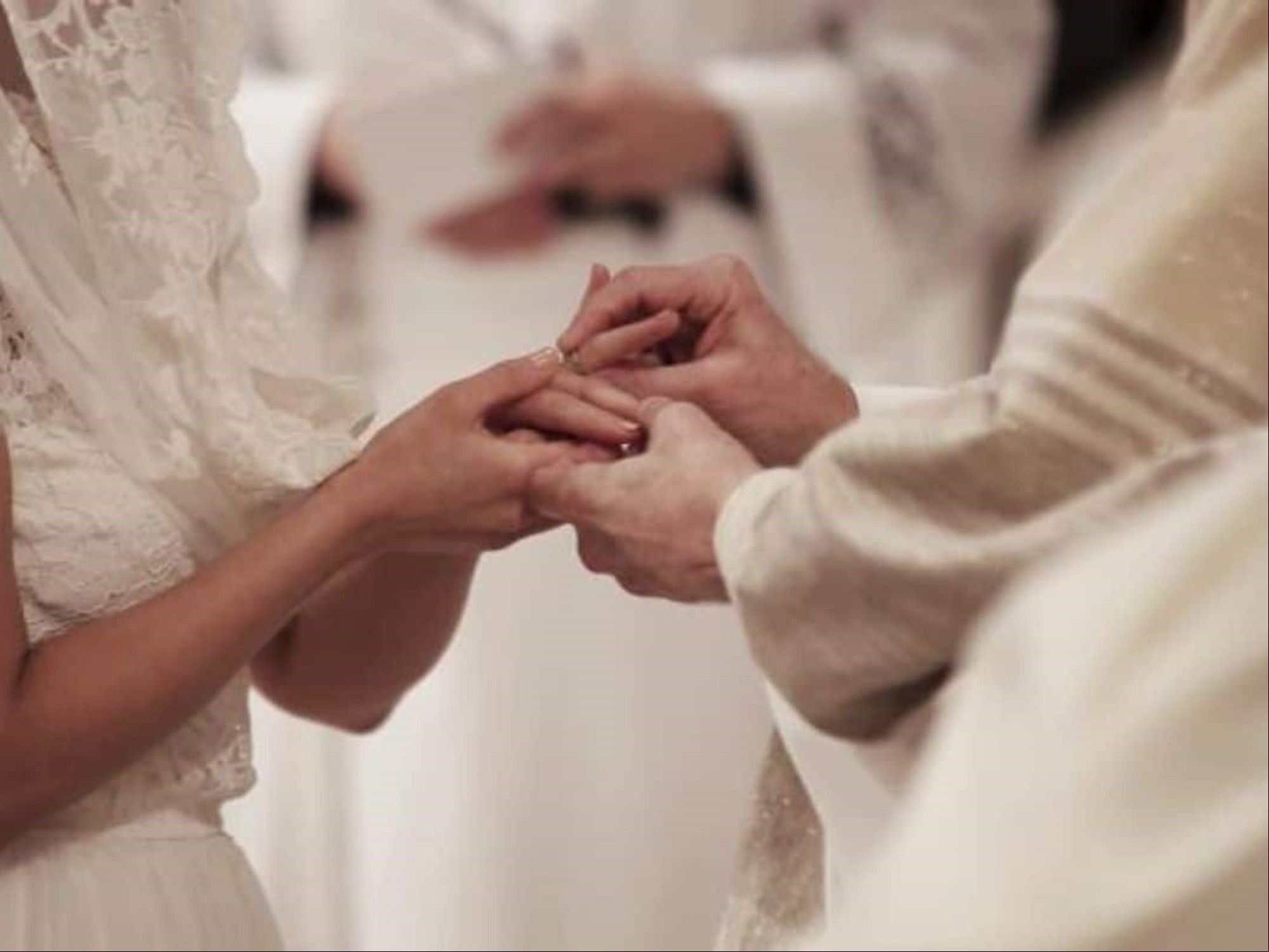 Mujeres consagradas. A diferencia de las monjas y hermanas, continúan con su profesión habitual y viven en el mundo secular.