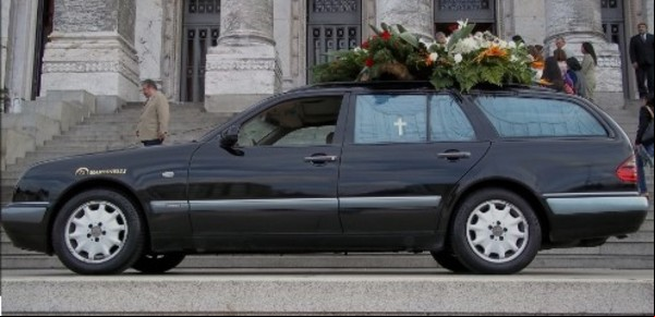Un cadáver cayó del coche funerario en medio del tránsito 